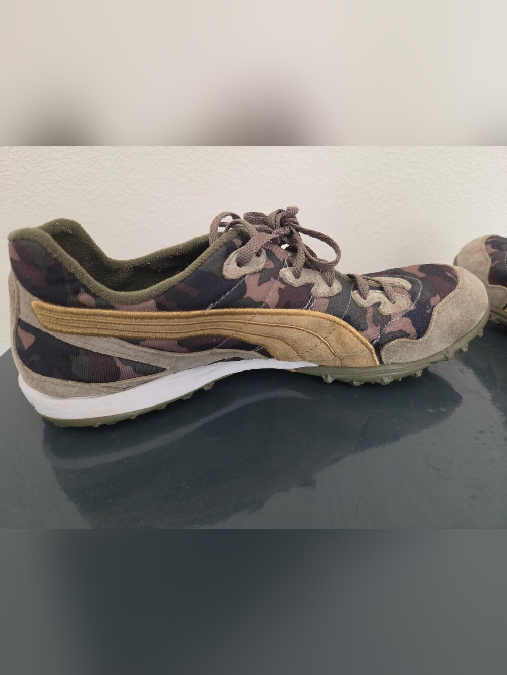 Vintage 2000s PUMA Camo Low-Top Sneakers - Women's 9.5 (Men's 8)